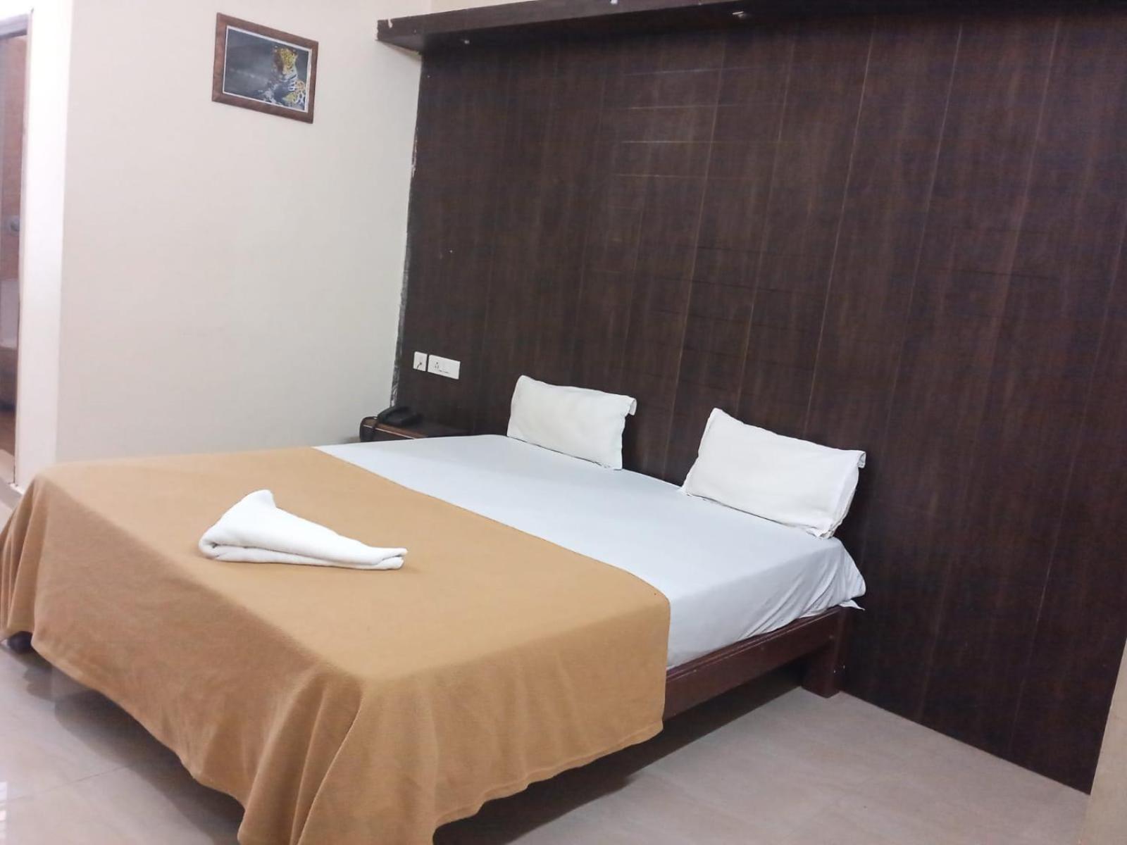 Grand Jp Inn Near 2 Km From Gundlupet Bus Stand Екстериор снимка